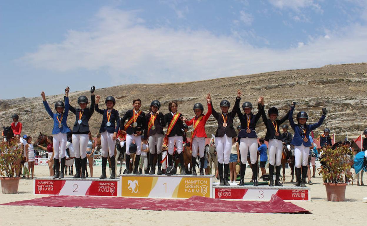 Podio con los campeones de la disciplina de salto tras la última jornada en el Centro Ecuestre.