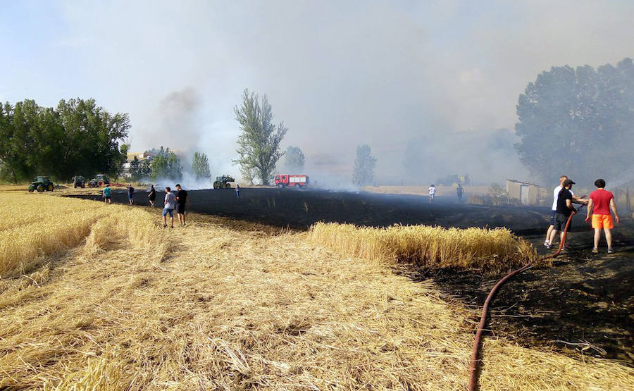 El fuego ronda el casco urbano de Encinillas