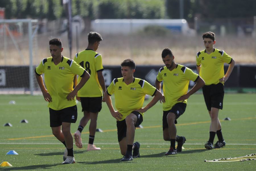 El concurso para que jóvenes jugadores intenten ganarse un hueco en el fútbol semiprofesional ha arrancado hoy en Salamanca.