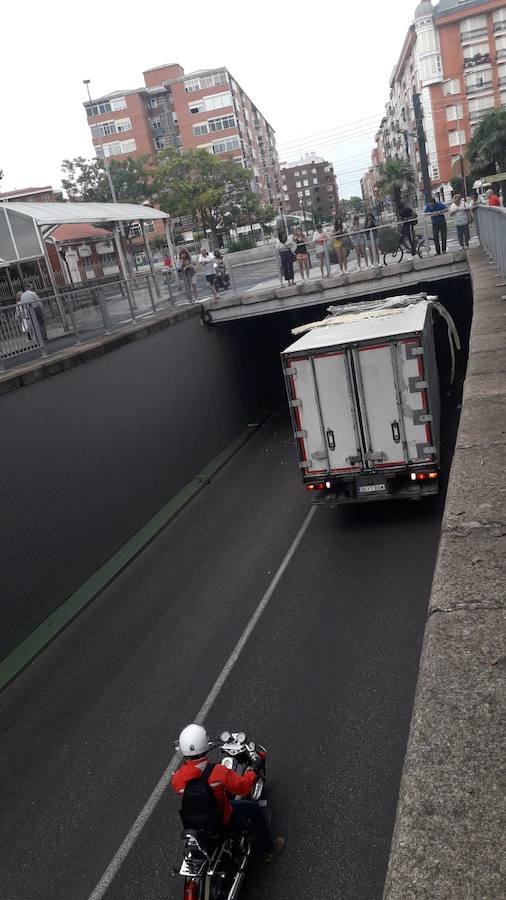 Fotos: Un camión se queda atorado en un túnel de Palencia