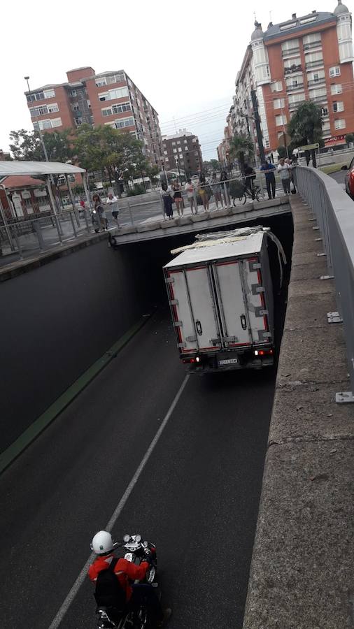 Fotos: Un camión se queda atorado en un túnel de Palencia