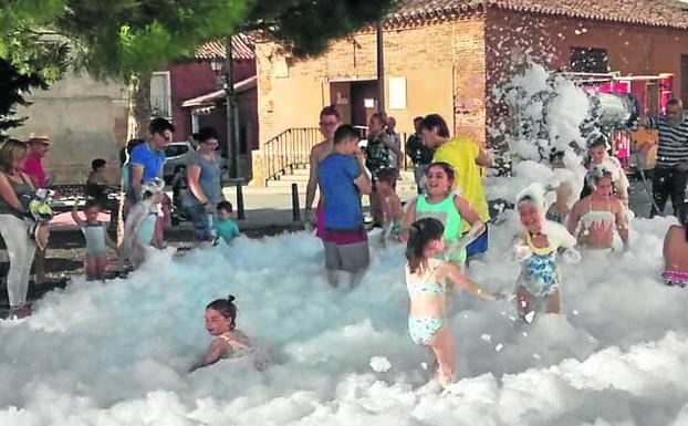 La fiesta de la espuma en Villamuriel de Campos.