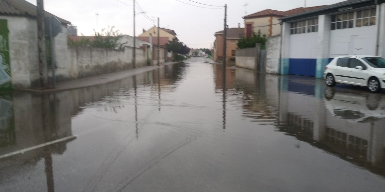 Imágenes de las inundaciones ocurridas hoy en Pedrajas de San Esteban