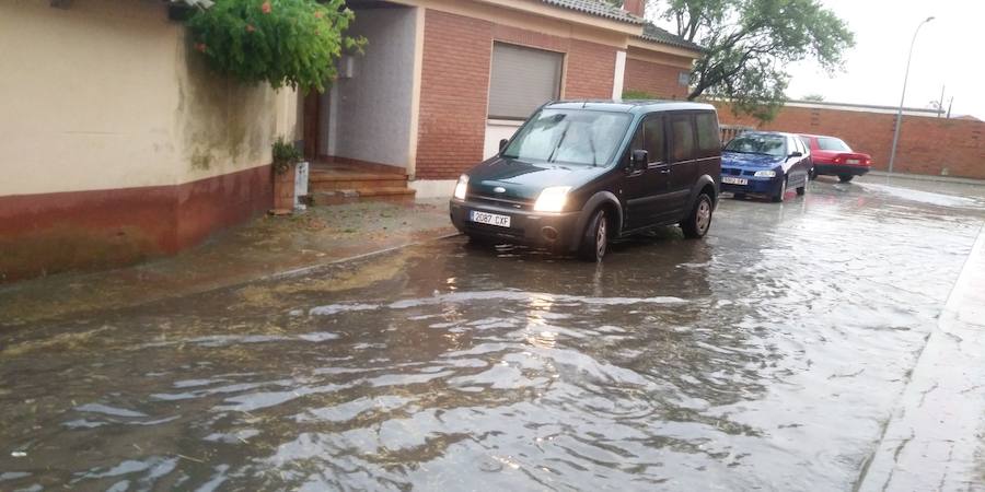 Imágenes de las inundaciones ocurridas hoy en Pedrajas de San Esteban