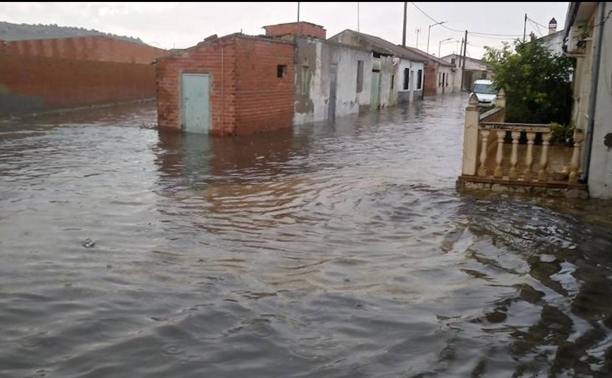 Una intensa tromba de agua anegó este lunes por la tarde varias calles y movilizó a numerosos vecinos en Pedrajas de San Esteban. 