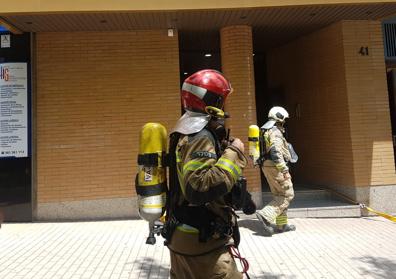 Imagen secundaria 1 - Los efectivos de la Policía y de los Bomberos en la calle Hernando de Acuña.