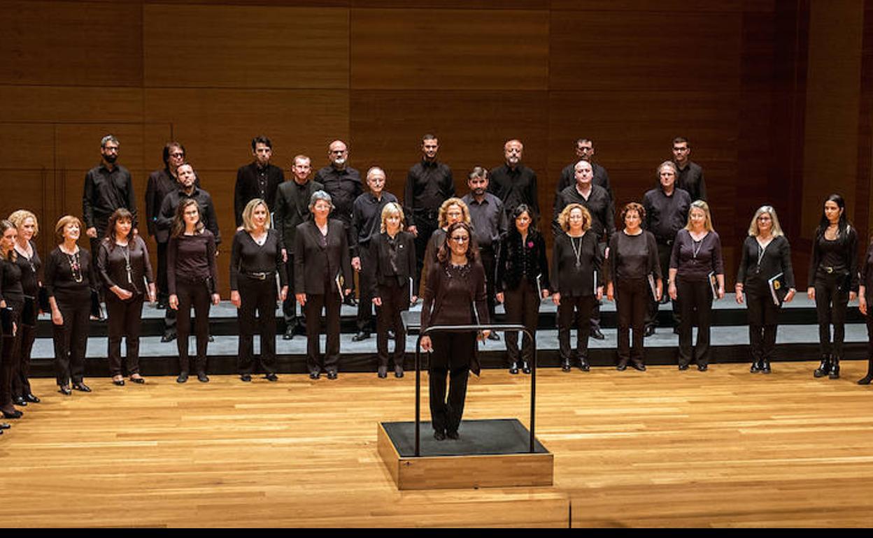 Los miembros de la Coral Ágora, dirigida por Marisa Martín. 