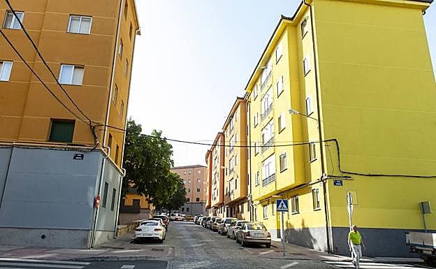 Imagen principal - Calle Tomada de la Iglesia (arriba). Abajo, a la derecha, el parque del barriod e San José; a la izquierda, la iglesa parroquial.  Óscar Costa