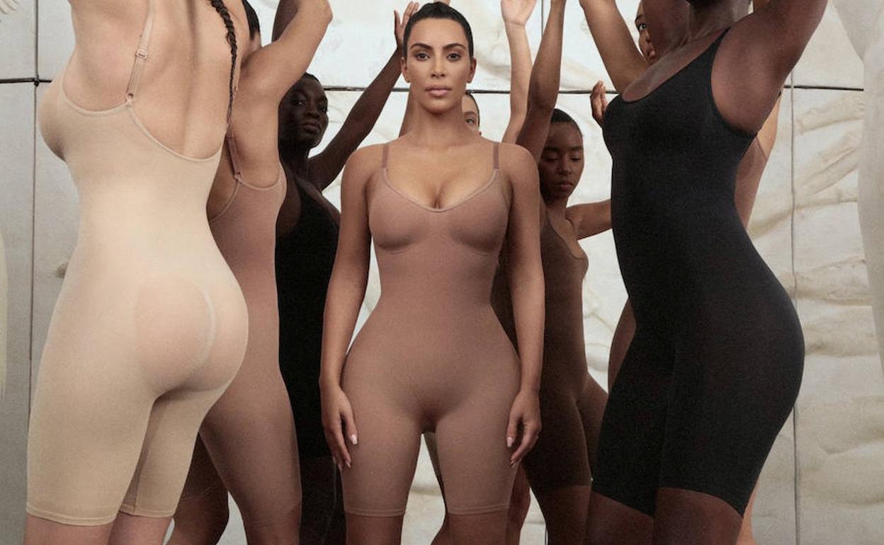 Kim Kardashian muestra su colección en redes sociales. 
