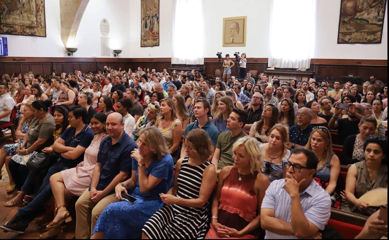 La inauguración de los Cursos Internacionales de Lengua y Cultura Españolas abarrotó de público el Paraninfo. 