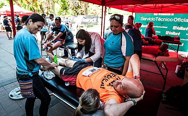 Corredor recibiendo asistencia en la meta. 
