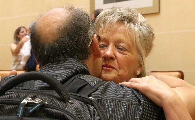 Paloma Maroto se despide del Ángel Berbel tras la finalización del pleno de actas en el Ayuntamiento de Segovia. 