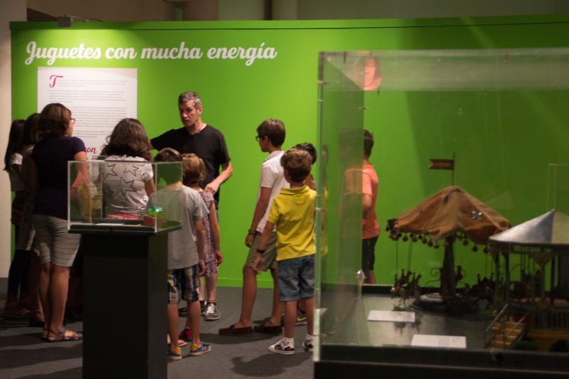 Un monitor explica a los niños una exposición en el Museo de la Ciencia. 