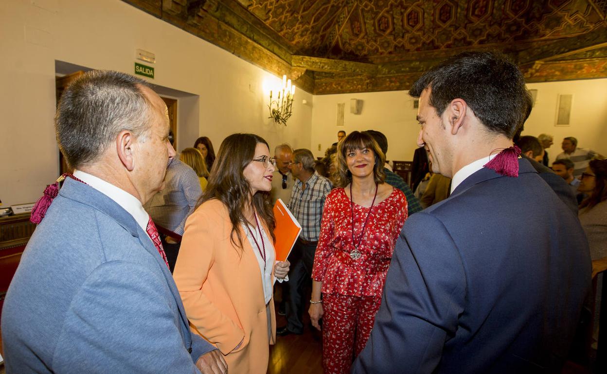 Gema Gómez y Nuria Duque (Cs) charlan con los diputados del PP Santiago Baeza y David Esteban. :: 