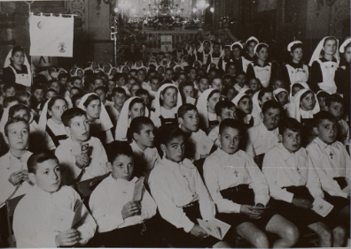 Imagen secundaria 1 - Arriba, Hogar Maternal de Auxilio Social; abajo, niños de AS toman la comunión y Mercedes Sanz Bachiller. 