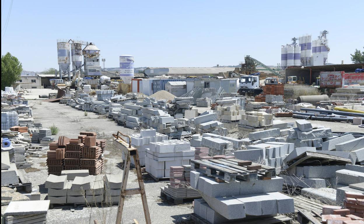 Planta en la avenida de Santander donde se han depositado los escombros.