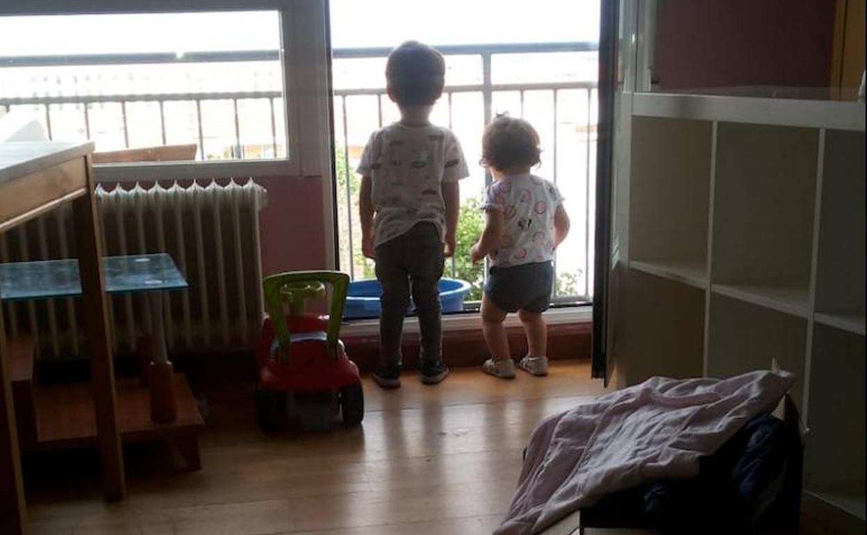 Adolfo y Coral, los hijos de la pareja, en la vivienda donde llevan desde noviembre sin suministros. 