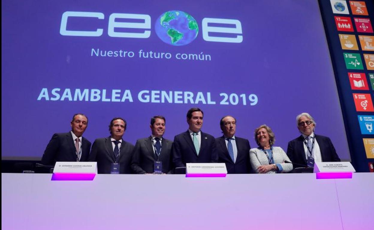 La CEOE celebra su Asamblea General anual, la primera que preside Antonio Garamendi (c).