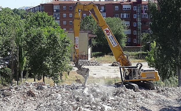 Demolición del IES Santa Teresa, en el barrio de La Rondilla.