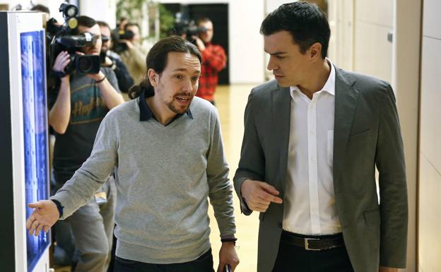 Pablo Iglesias (i) y Pedro Sánchez. 