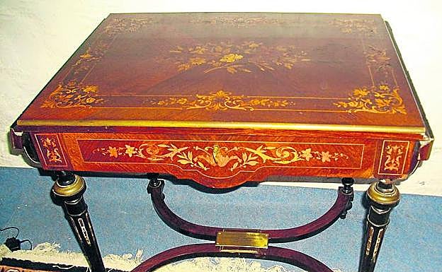 La mesa de la firma, con la placa explicativa entre sus patas.