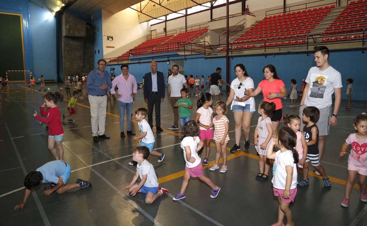 El primer teniente de alcalde y el concejal de Deportes visitan Pequejuegos y Minideportes. 