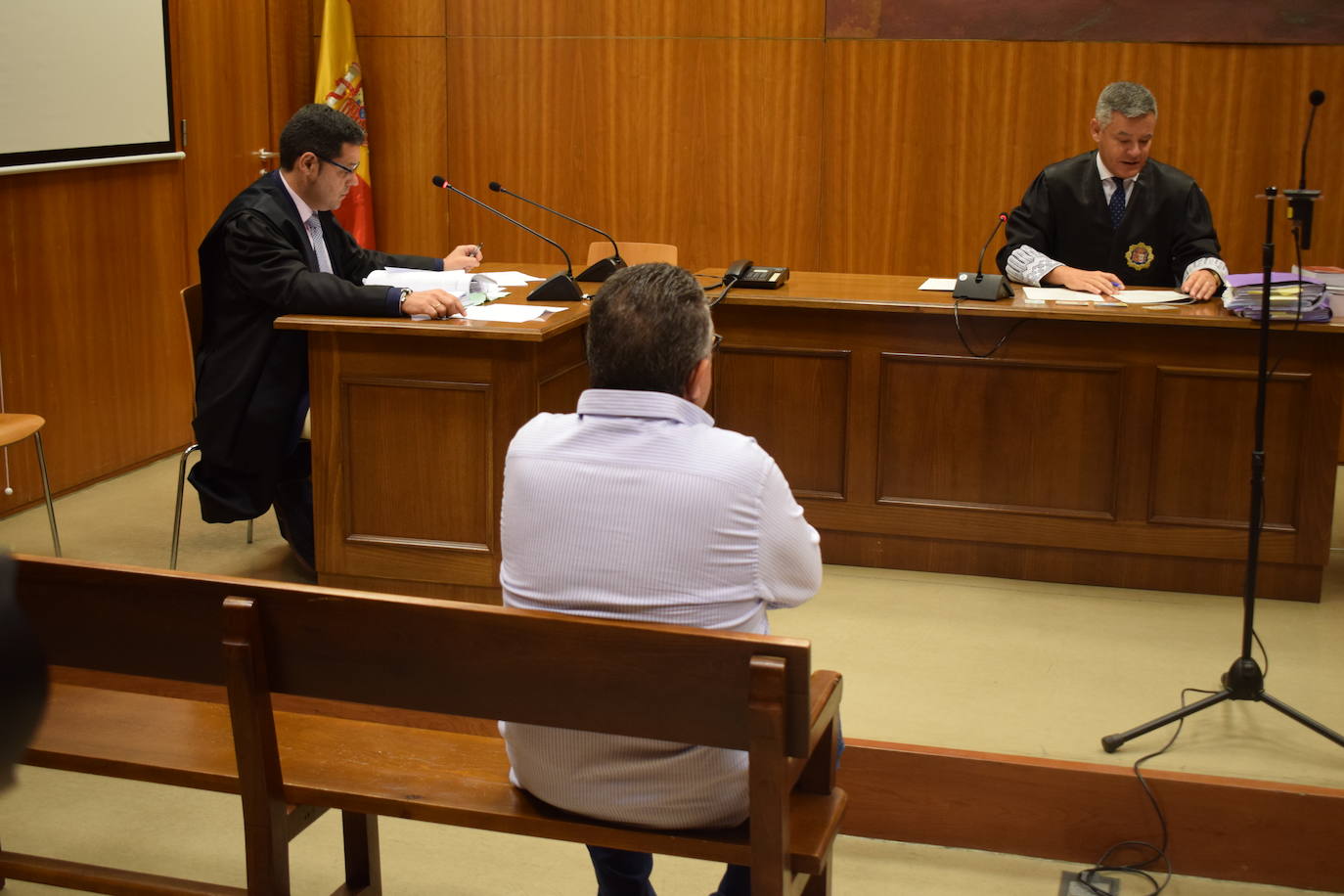 El acusado, de espaldas, durante el juicio. 