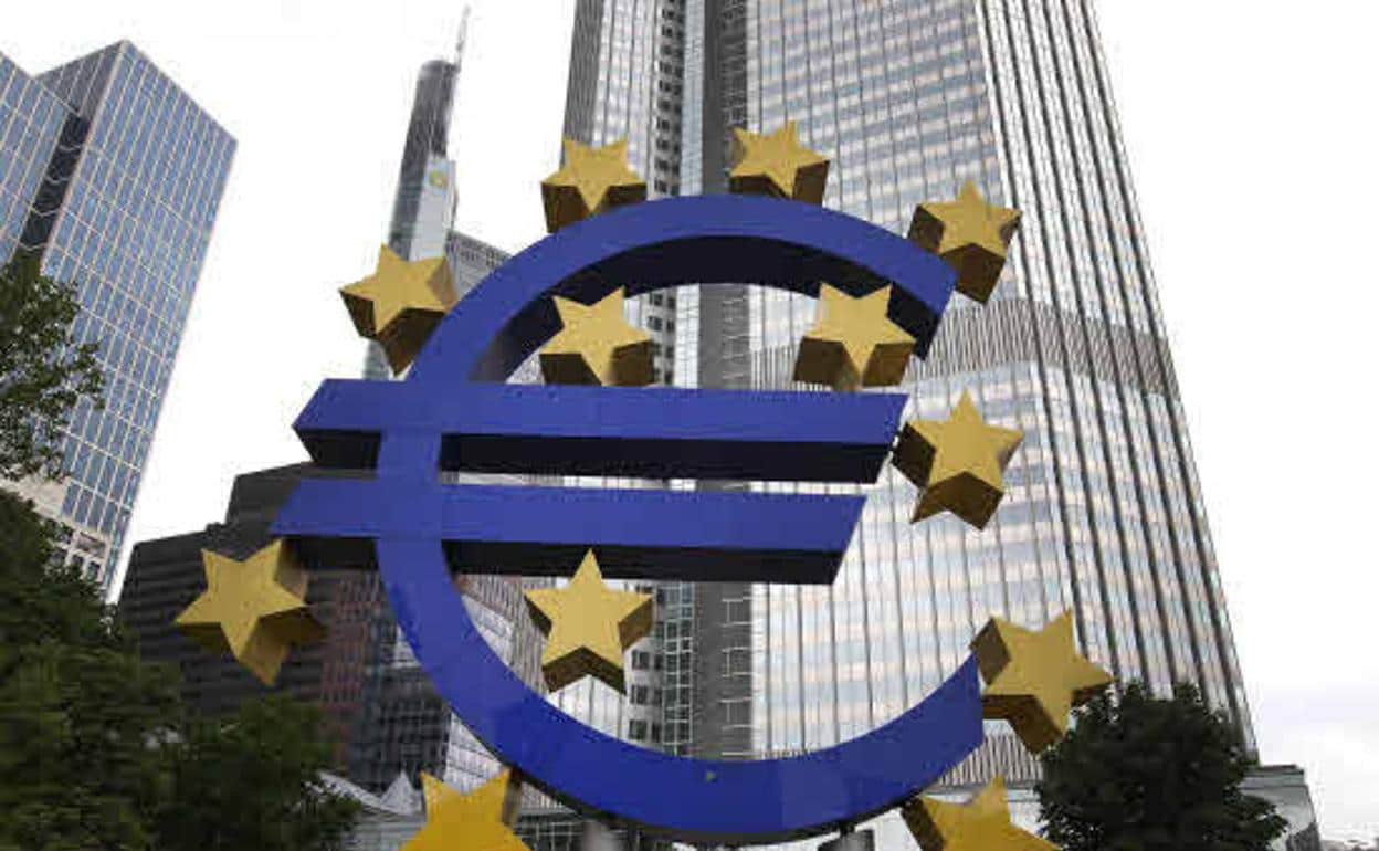 Símbolo del euro frente de la sede del Banco Central Europeo