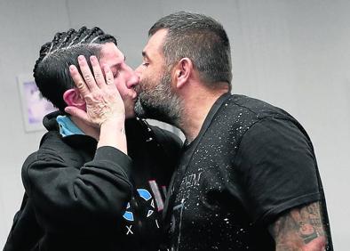 Imagen secundaria 1 - Arriba, 'La Reina' cruza guantes con la boxeadora Bianka Nagy durante un combate en barcelona. En medio, la boxeadora besa a Joaquín, su marido, mientras se toca la cabeza. Aún le duele la zona de un golpe recibido en el último combate. Abajo, Joaquín, de seis años, bromea con el tamaño de los bíceps de su madre mientras pasean al perro.