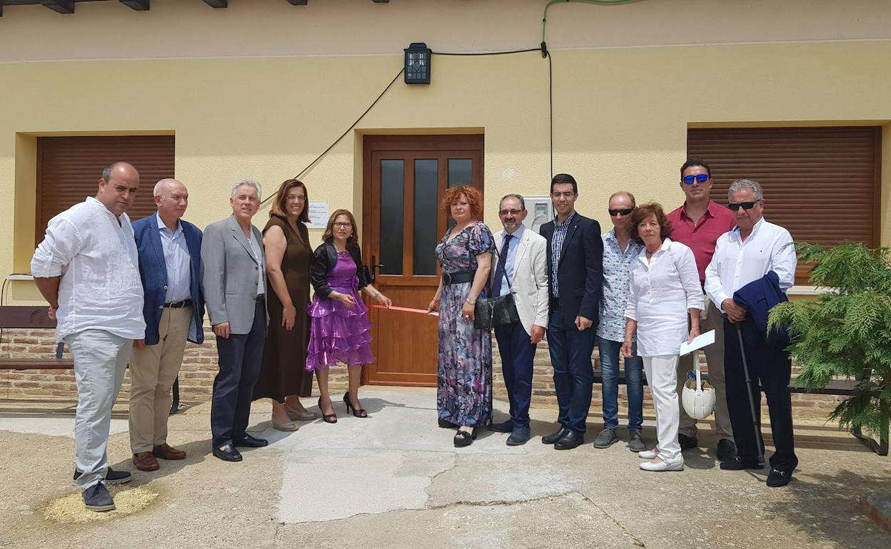 Políticos de la provincia y vecinos inauguran el centro renovado de Calzadilla de la Cueza. 