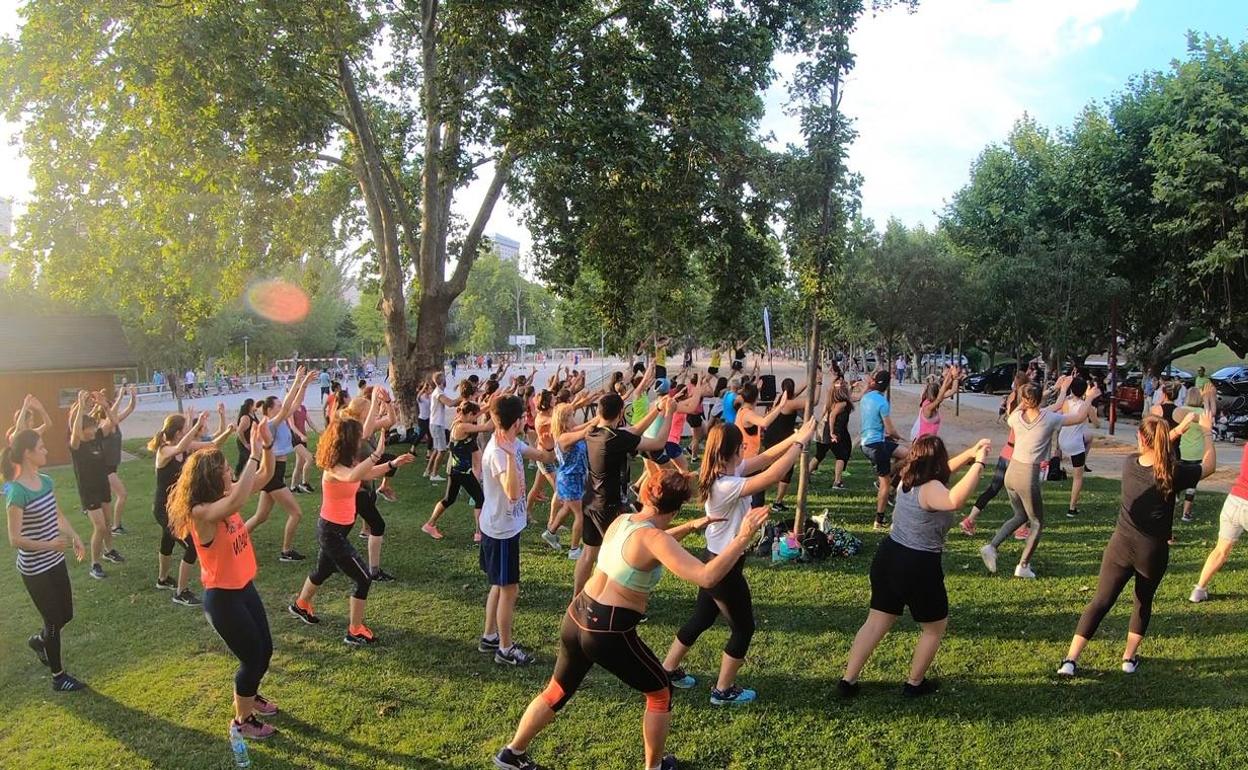 Decenas de jóvenes disfrutan de una tarde de Zumba en la Playa de las Moreras. 