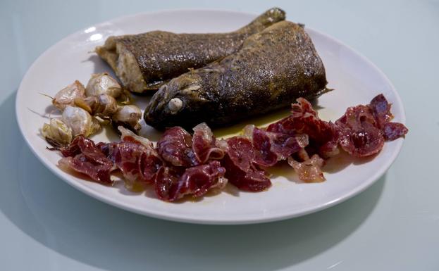 Imagen principal - Trucha elaborada con ajos y jamón ibérico, trucha escabechada elaborada por Paqui Otero, de Casa Paca; y Manuel Mateos posa con un ejemplar capturado. 