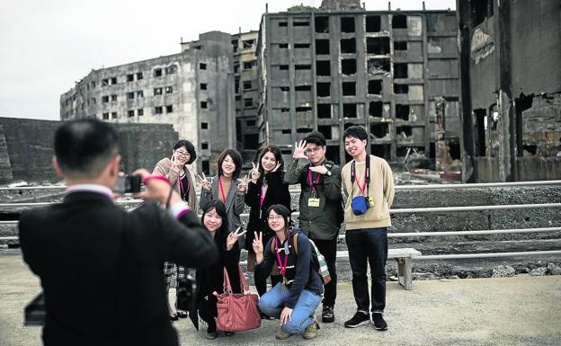 Hashima pasó de tener la mayor densidad de población del planeta (en los años 50, 5.300 personas vivían en 0,08 kilómetros cuadrados) a cero habitantes en menos de 20 años.