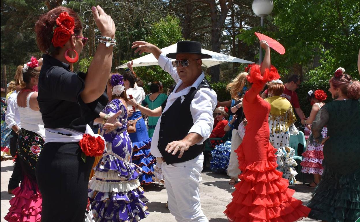 Varios participantes bailan una sevillana durante la feria.