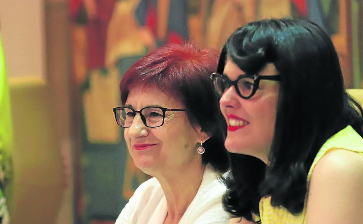 Carmen Díez y Virginia Carrera sonríen durante el pleno municipal del pasado 28 de junio.