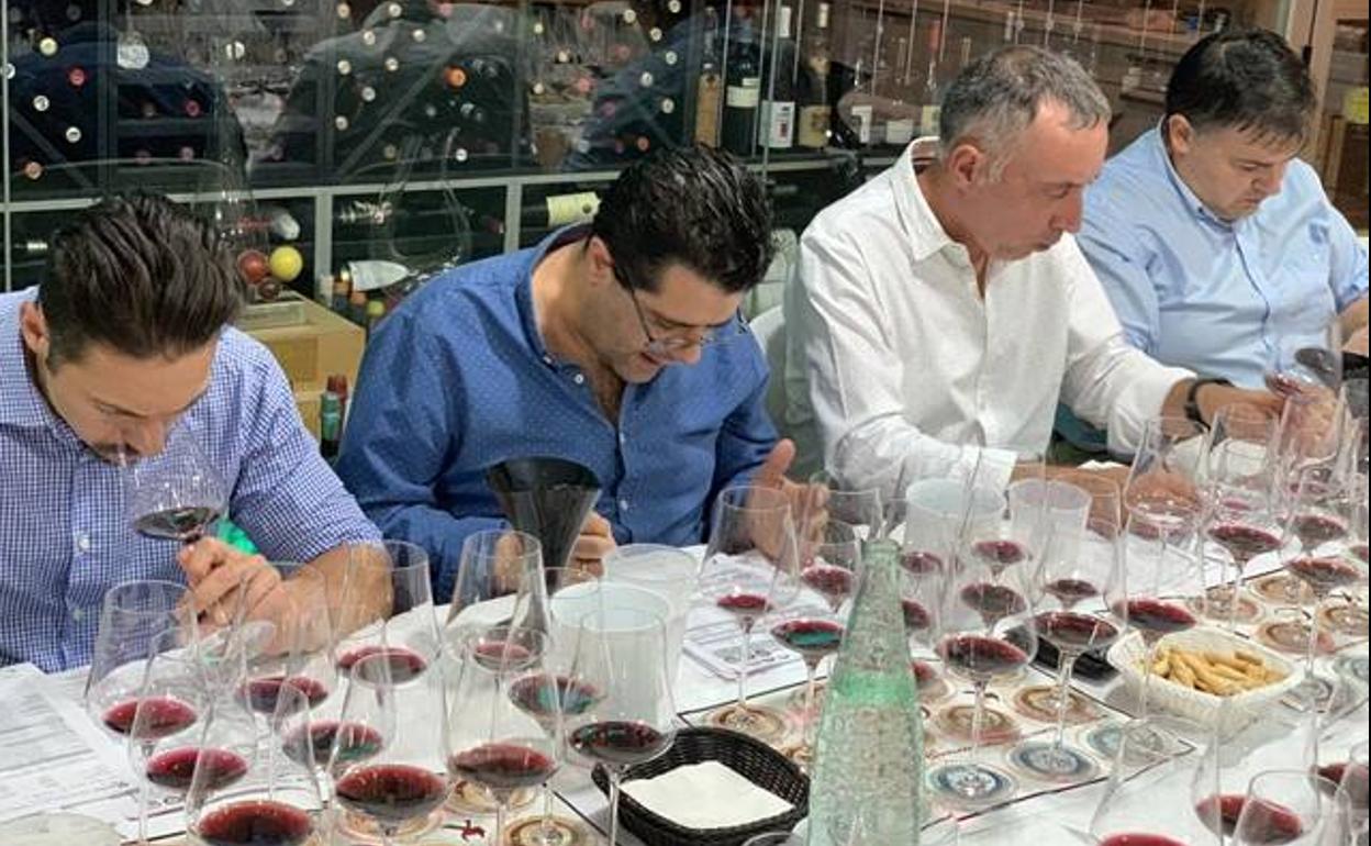 Algunos de los miembros del jurado del certamen de vinos CIVAS. 