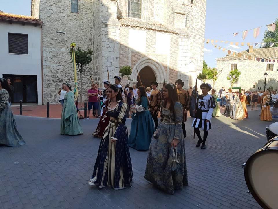 Desfile de las comitivas por las calles de Mojados. 