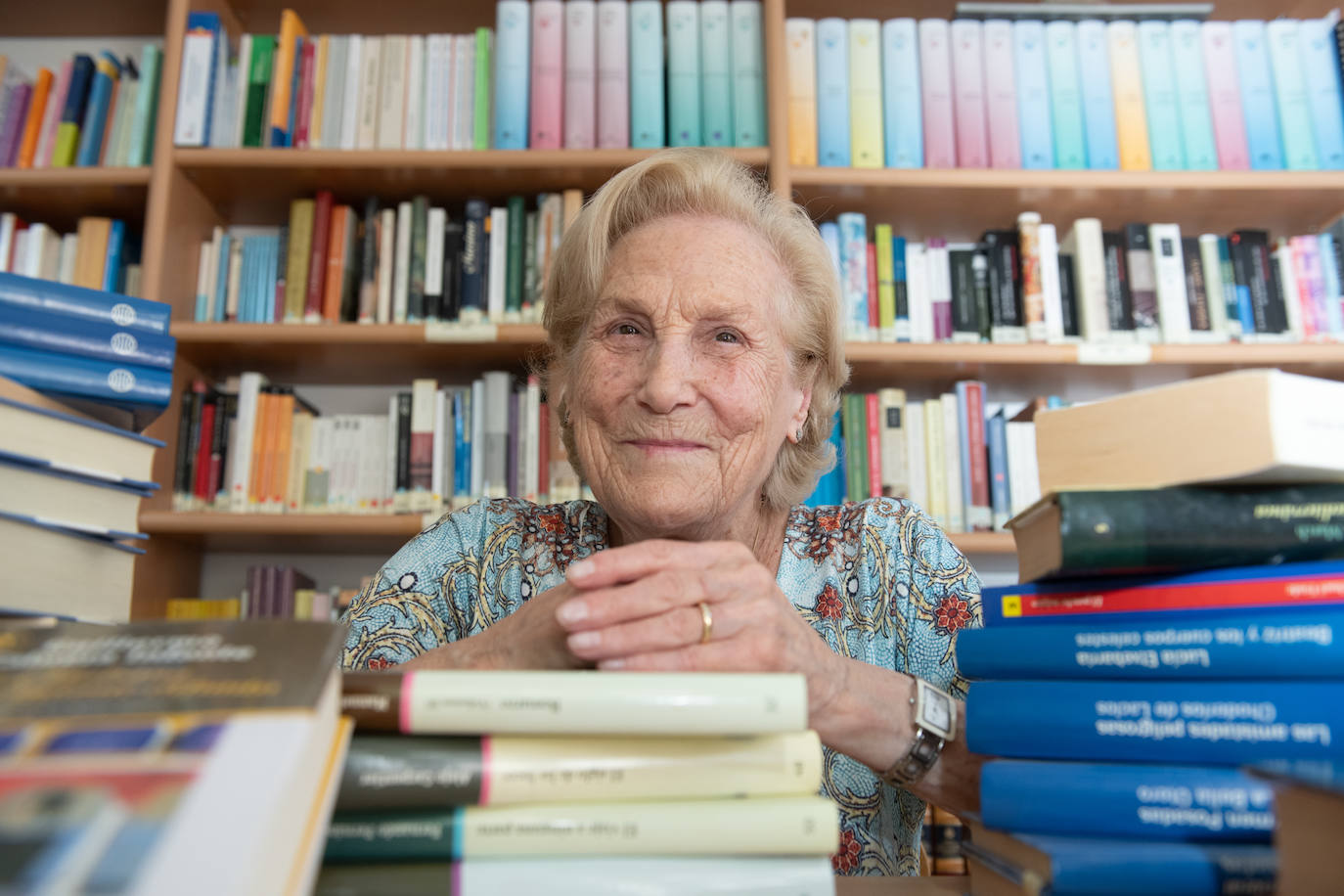 Esther Abad, en la biblioteca del Centro de Educación de Adultos de la calle Muro. 