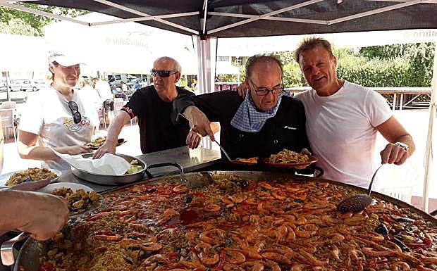 Imagen. Reparto de raciones de paella para los vecinos del Arcas Reales. 