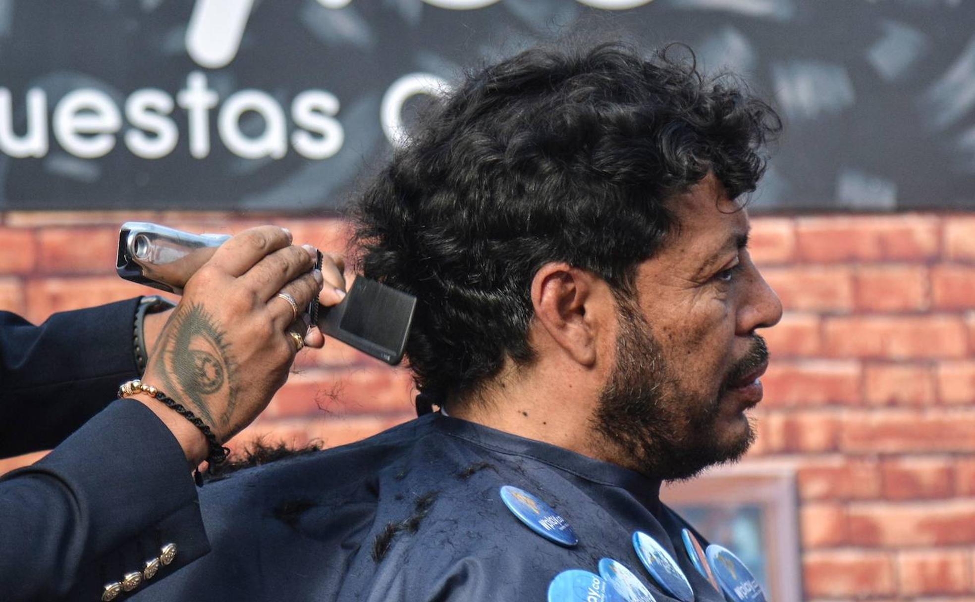 El peluquero remata la faena en el estadio Anastasio Girardot, de Medellín. 