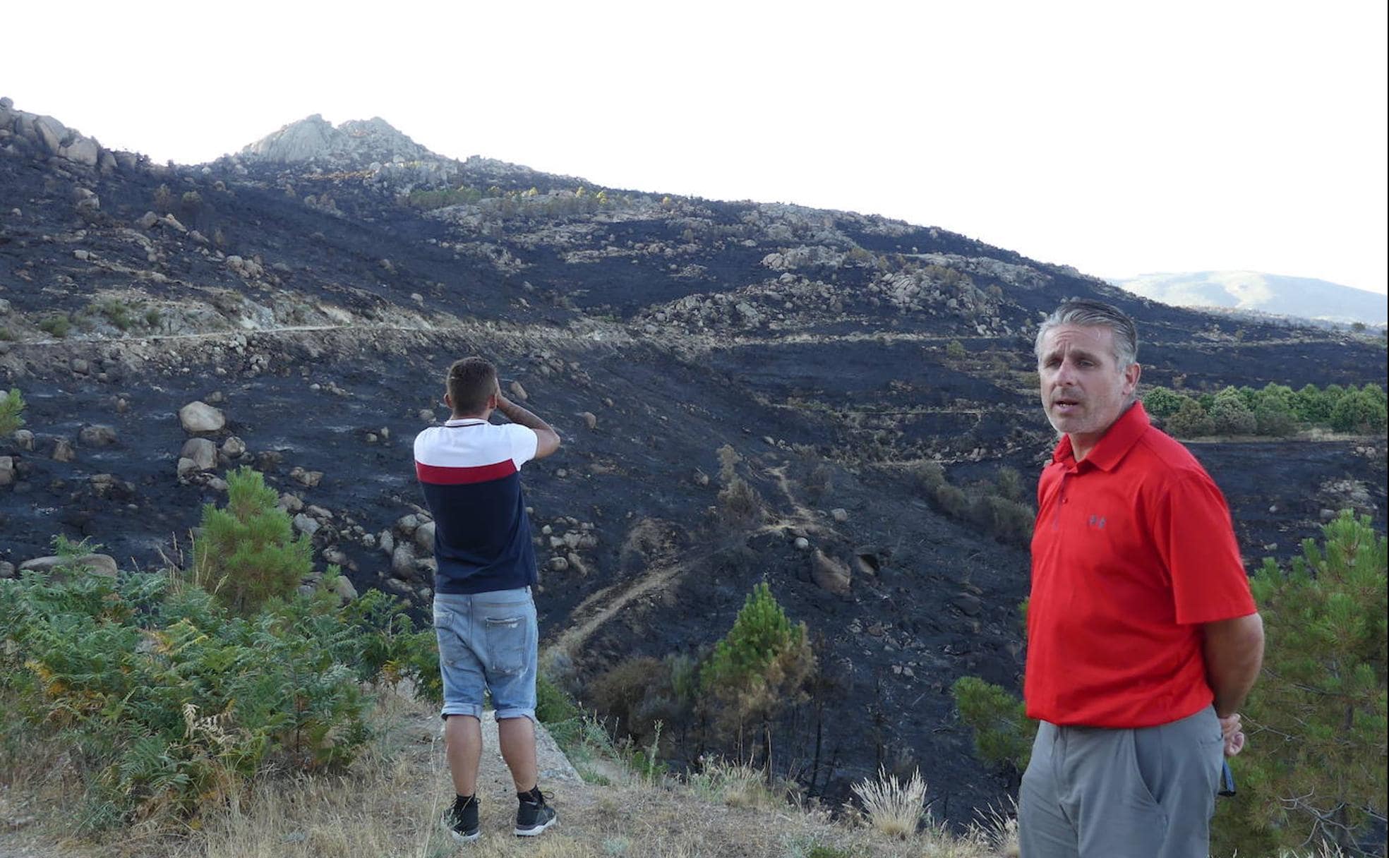 David Segovia, alcalde de Pedro Bernardo, y Javier Capitán, concejal, observan el área quemada por el fuego que comenzó el 29 de junio. /Isabel Martín. 