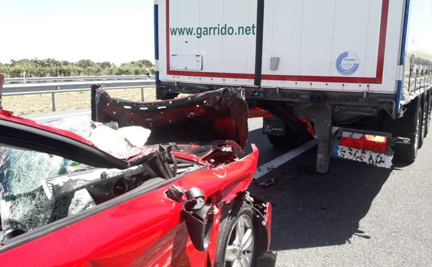 Imagen principal - Un accidente por alcance entre un turismo y un camión se salda con cuatro trasladados al Hospital de Palencia