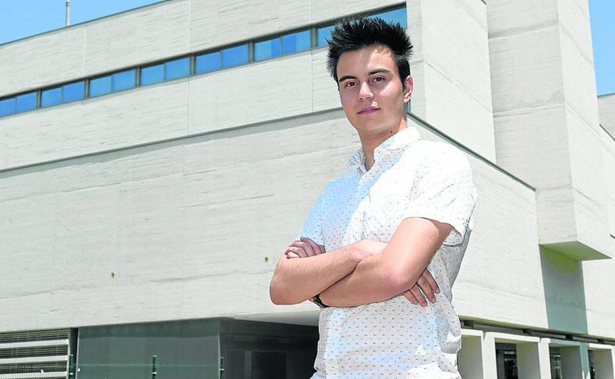 Adrián Lamela, frente a la Facultad de Ciencias.