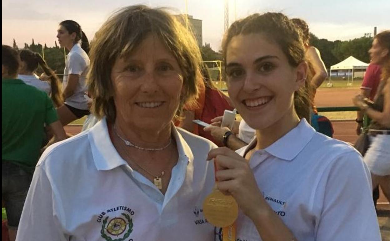 Laura Martín posa con la medalla de oro junto a su entrenadora Ana Pérez. 