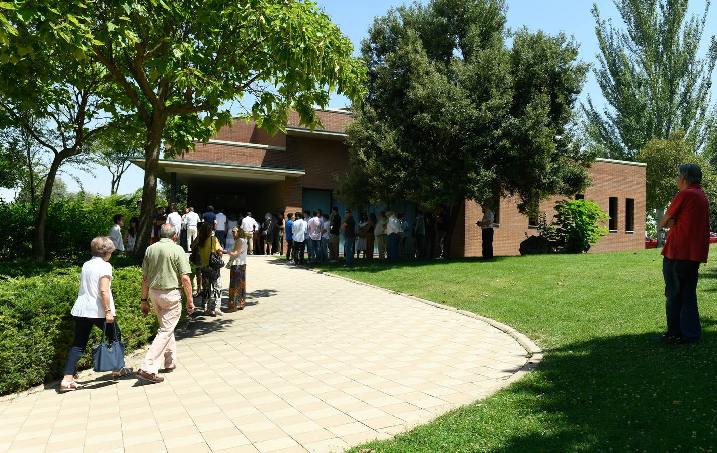 Decenas de personas han abarrotado la capilla del tanatorio de las Contiendas para despedirse de la secretaria del Colegio de Abogados de Valladolid