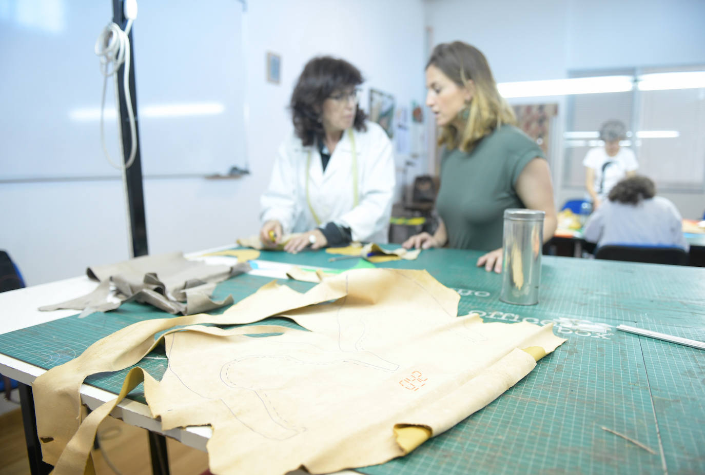 Imágenes del curso de elaboración artesana de un par de zapatos impartido por Rocío Mozo en el Centro Regional de Artesanía de Castilla y León.