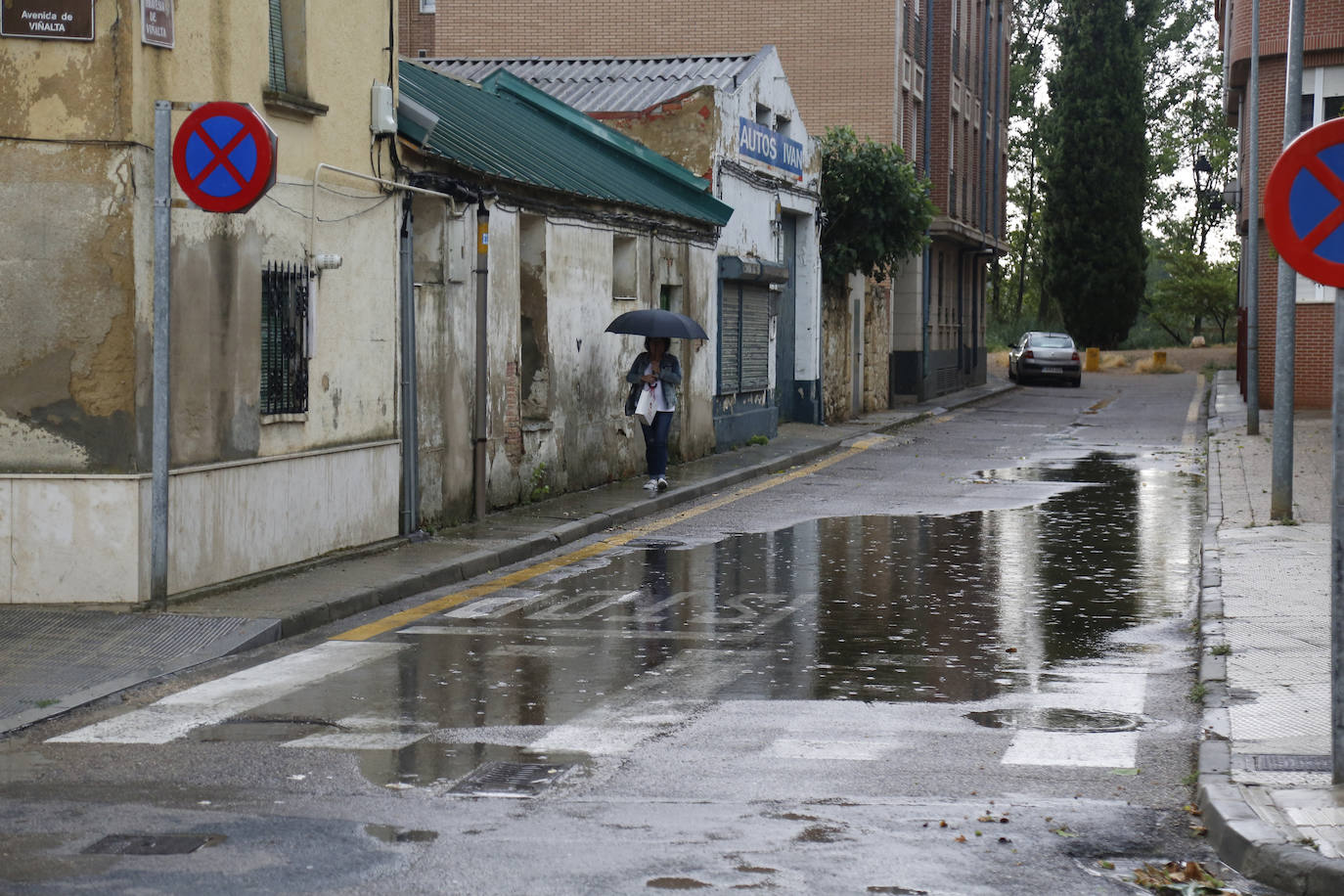 Fotos: Una tormenta anega veinte garajes en Grijota y causa daños en Palencia capital