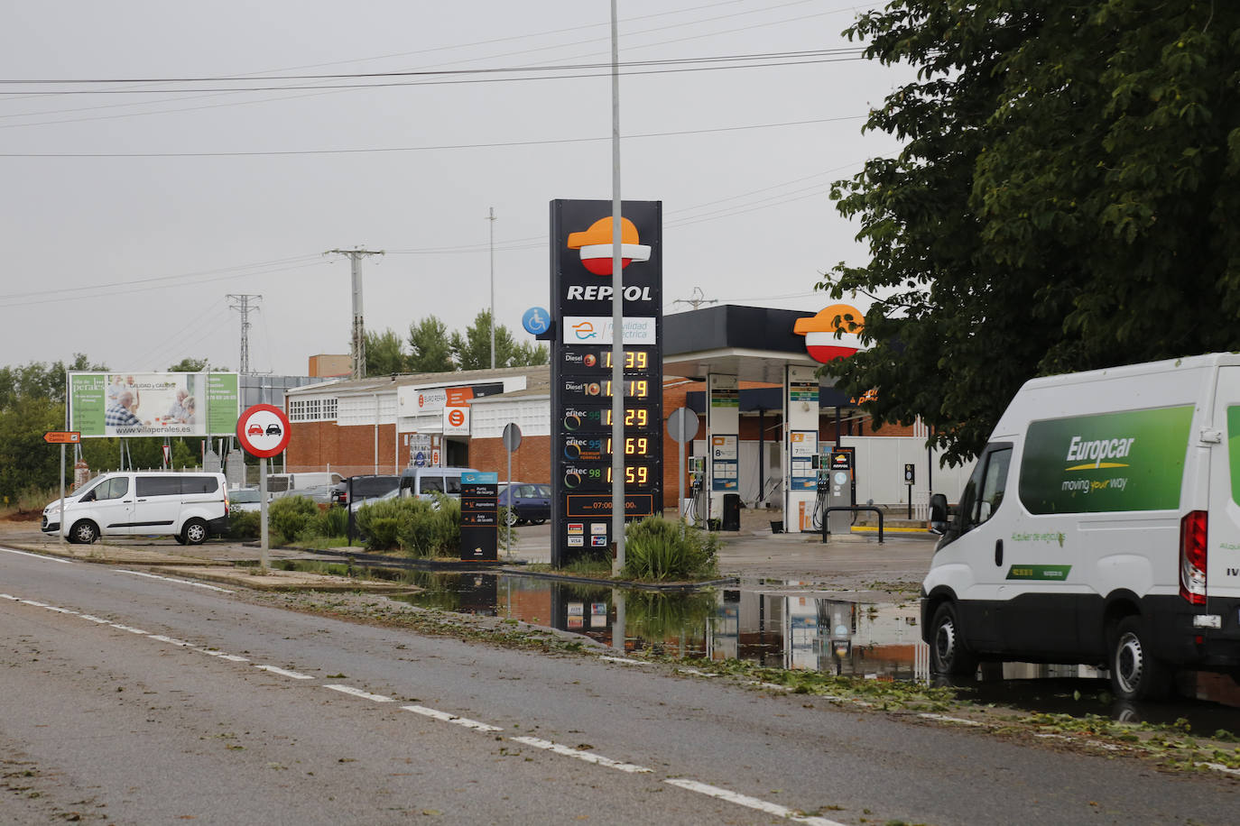 Fotos: Una tormenta anega veinte garajes en Grijota y causa daños en Palencia capital