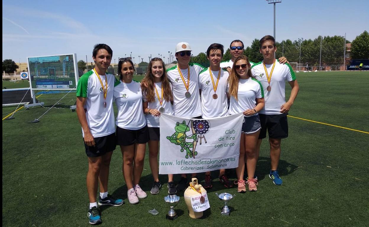 Integrantes del equipo mixto del club La Flecha con sus medallas.