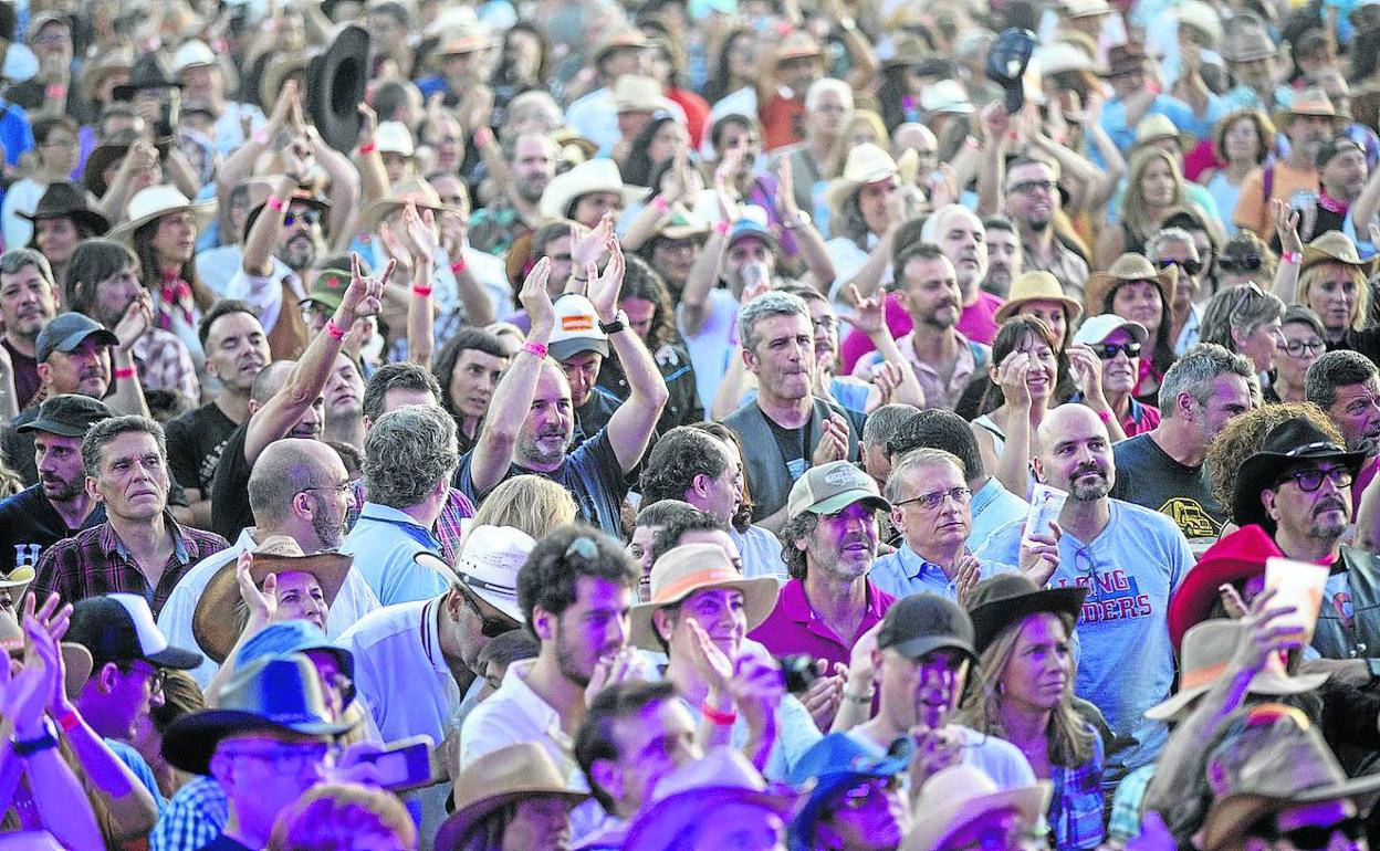 El público llena el recinto en uno de los conciertos del Huercasa Country Festival.